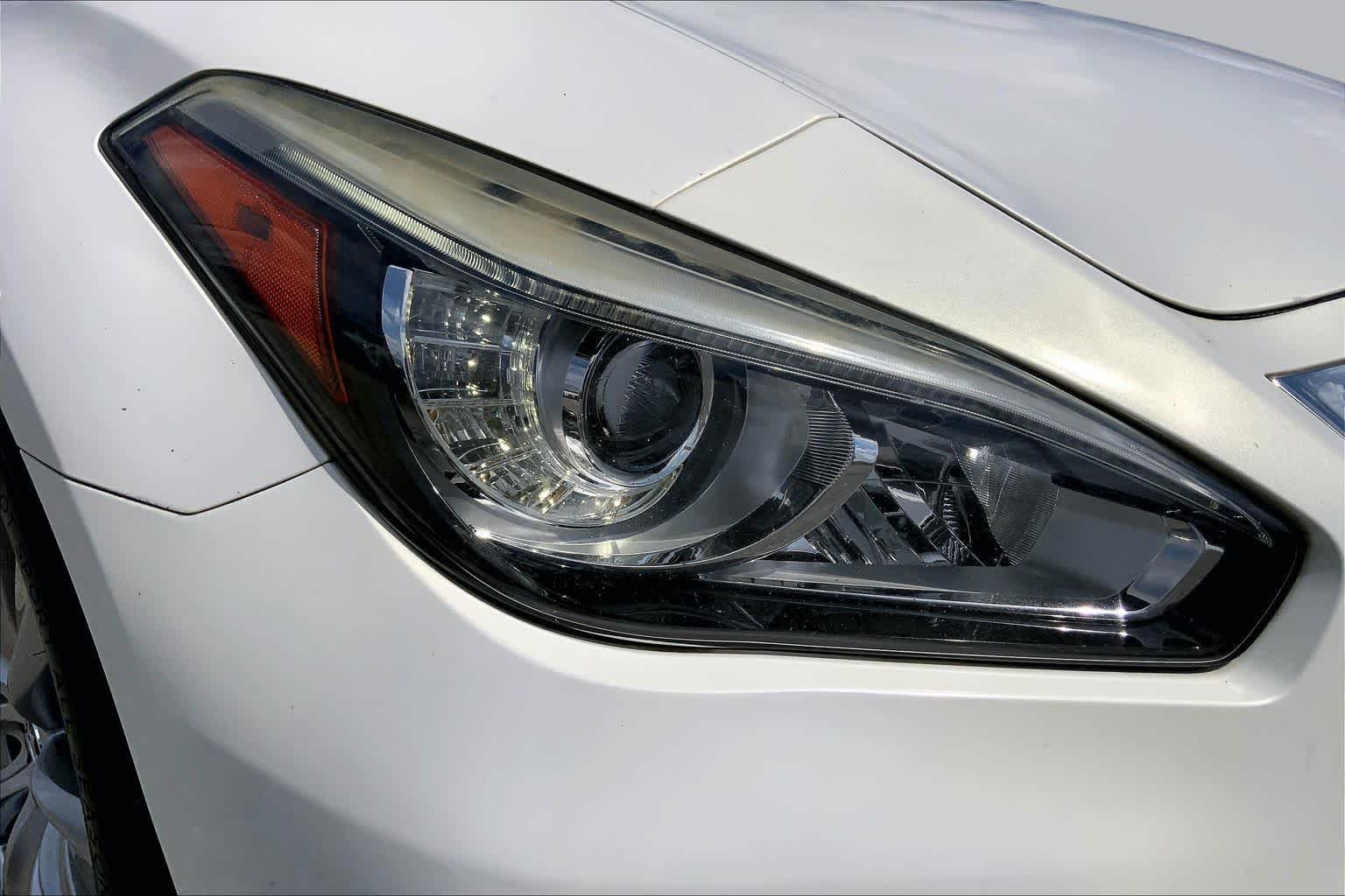 2015 INFINITI Q70 photo 27 of 36