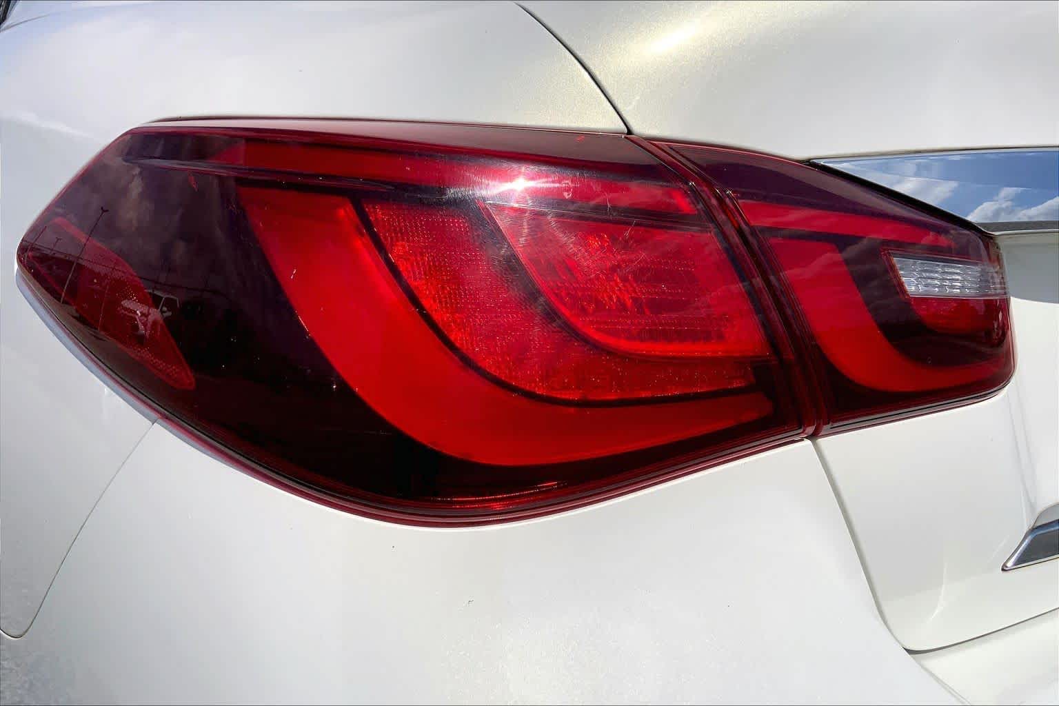 2015 INFINITI Q70 photo 28 of 36
