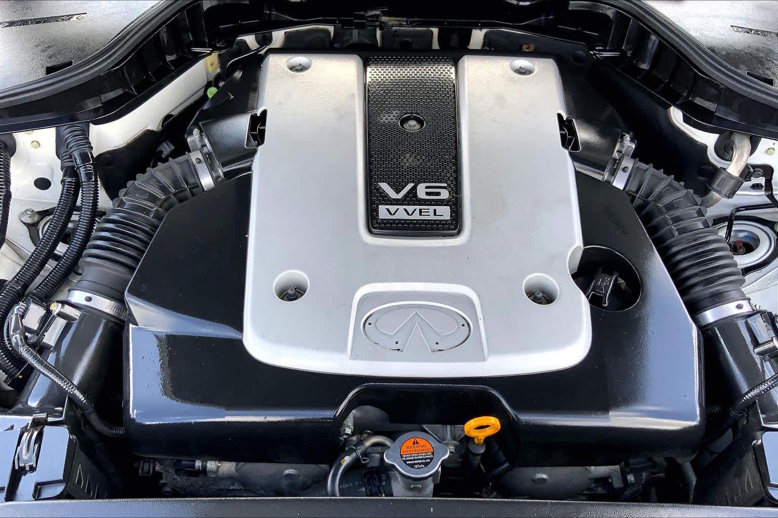 2015 INFINITI Q70 photo 32 of 36