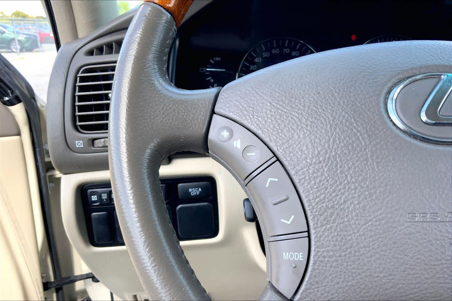 2005 Lexus LX 470 photo 22 of 35