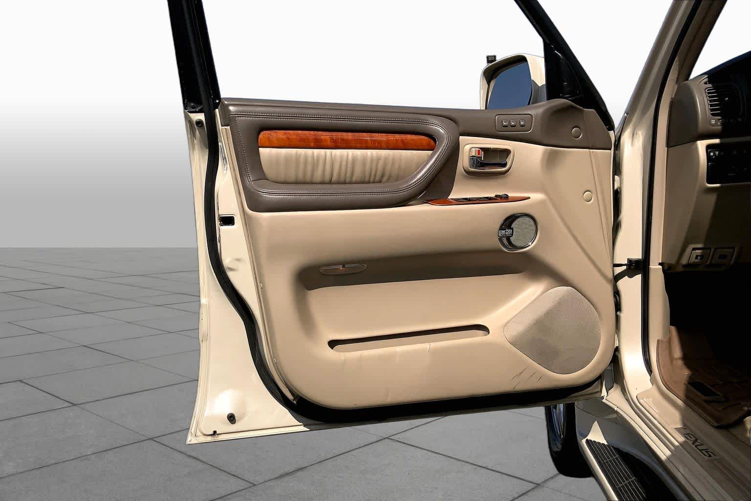 2005 Lexus LX 470 photo 20 of 35