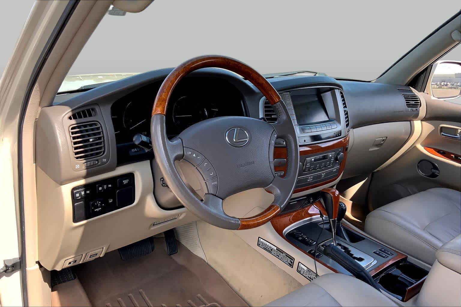 2005 Lexus LX 470 photo 16 of 35