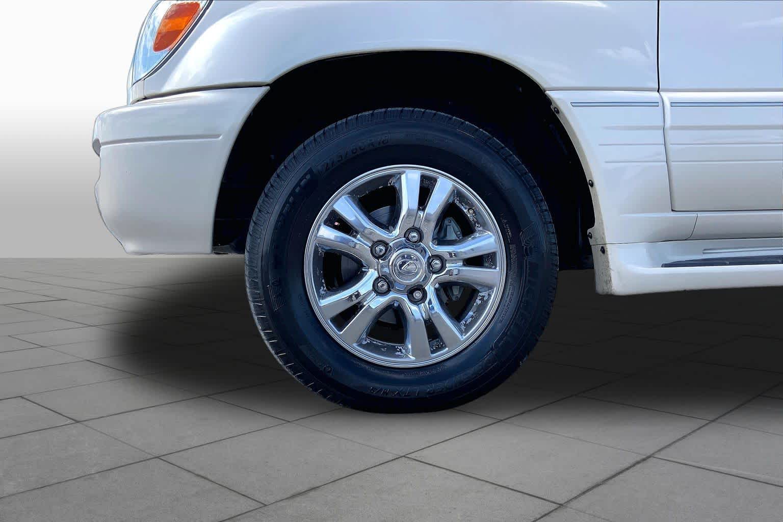 2005 Lexus LX 470 photo 10 of 35