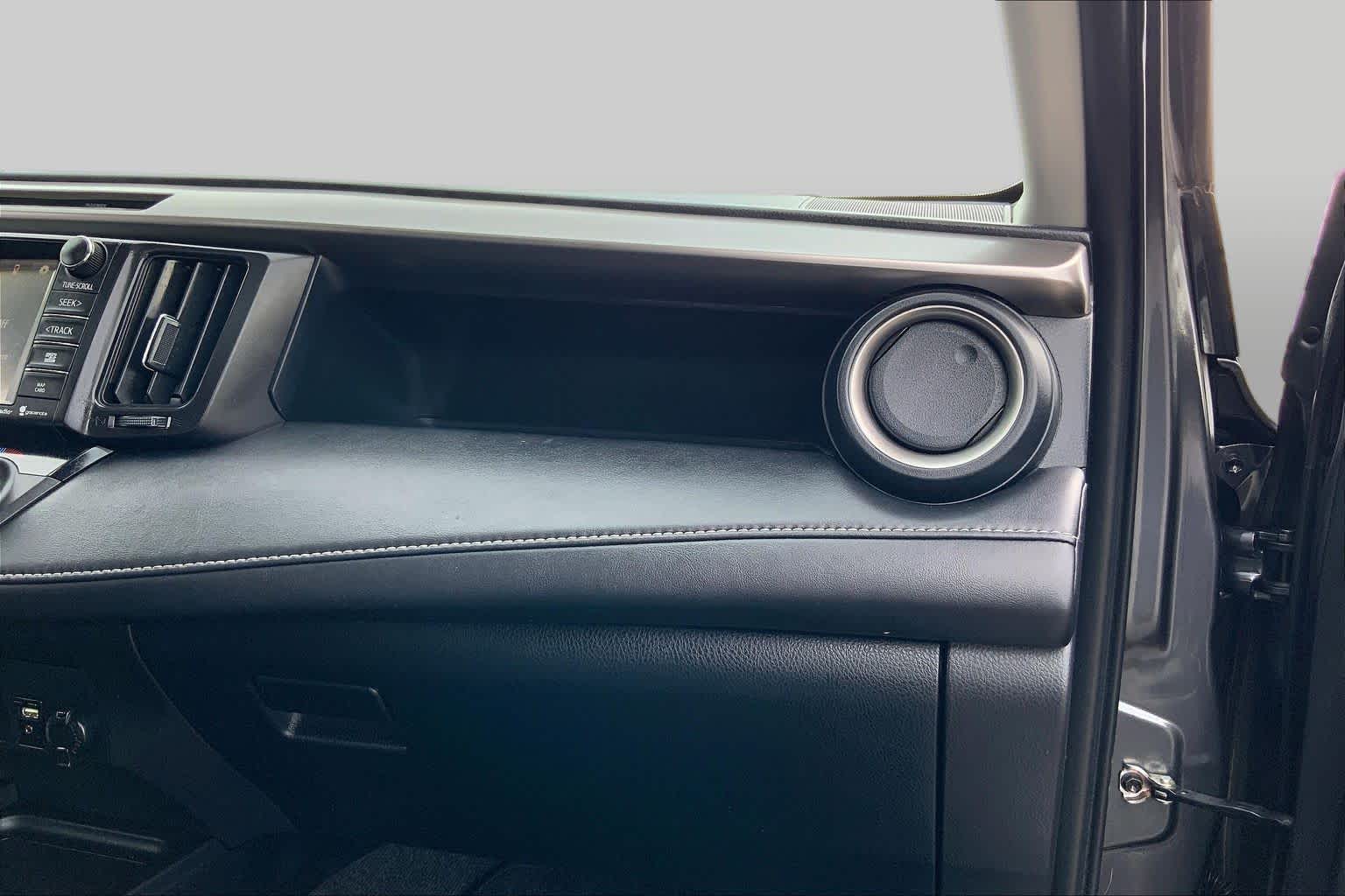 2016 Toyota RAV4 Hybrid photo 18 of 36