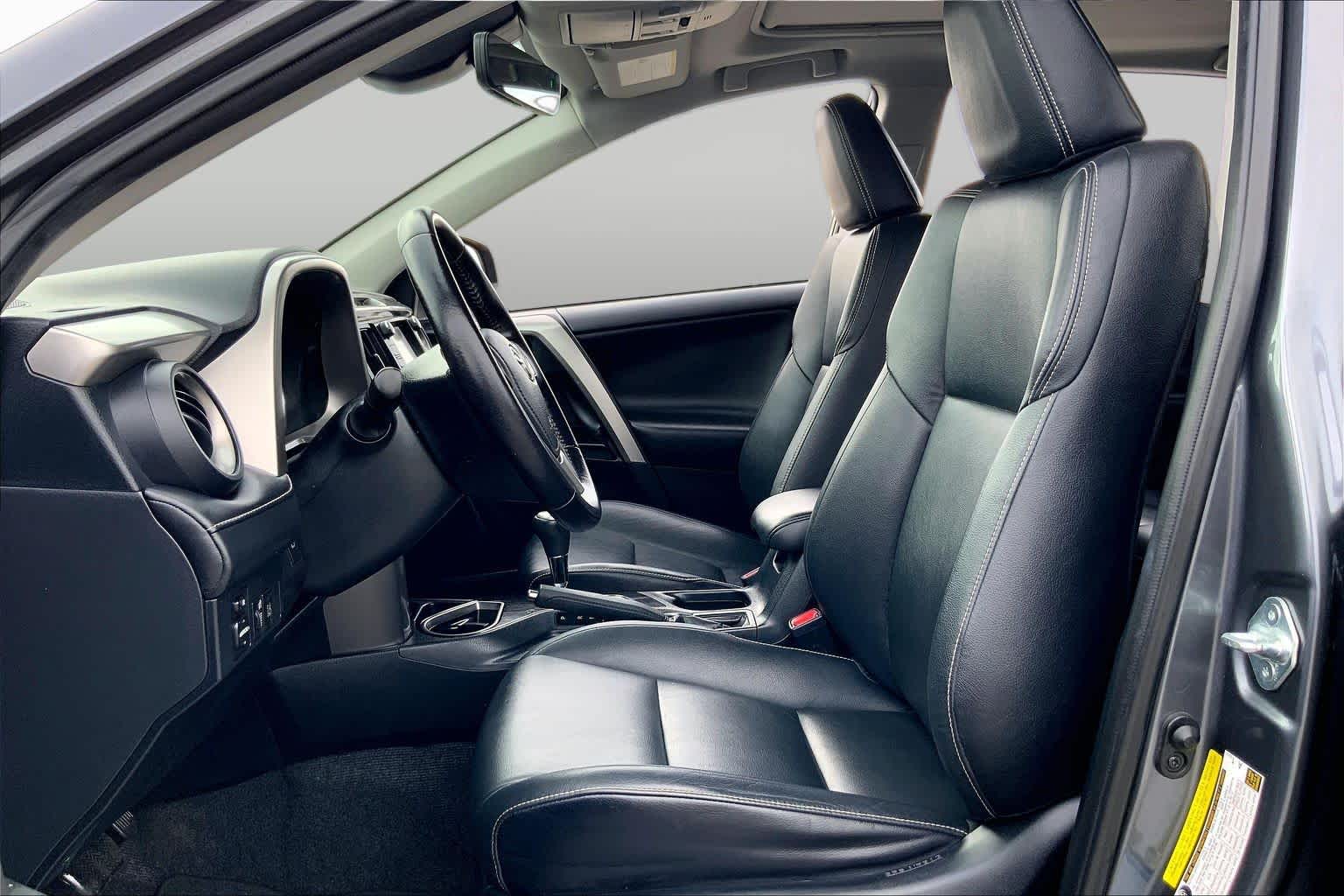 2016 Toyota RAV4 Hybrid photo 8 of 36