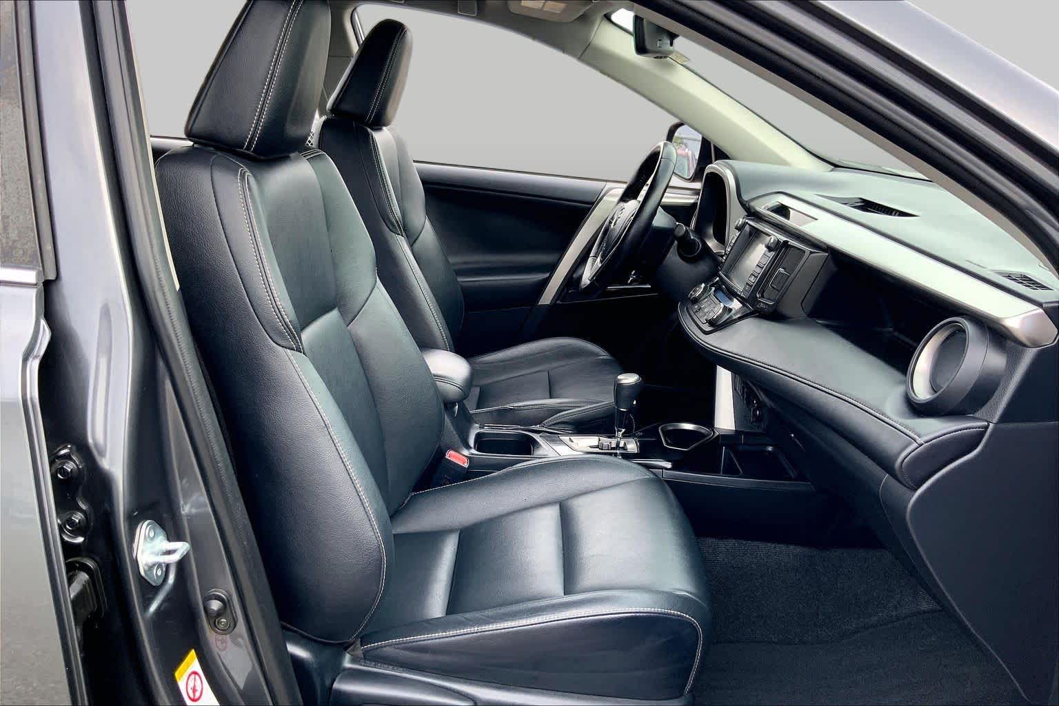 2016 Toyota RAV4 Hybrid photo 9 of 36