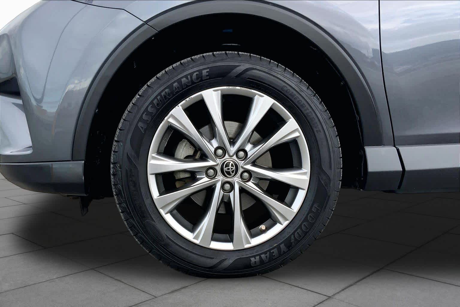 2016 Toyota RAV4 Hybrid photo 11 of 36