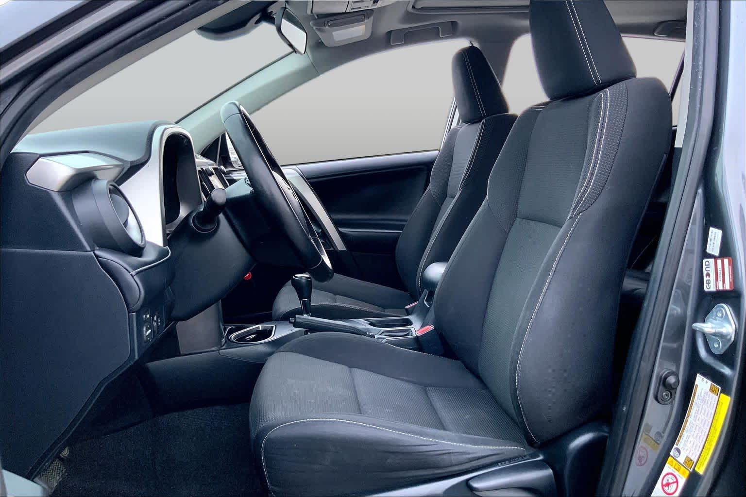 2017 Toyota RAV4 photo 8 of 36
