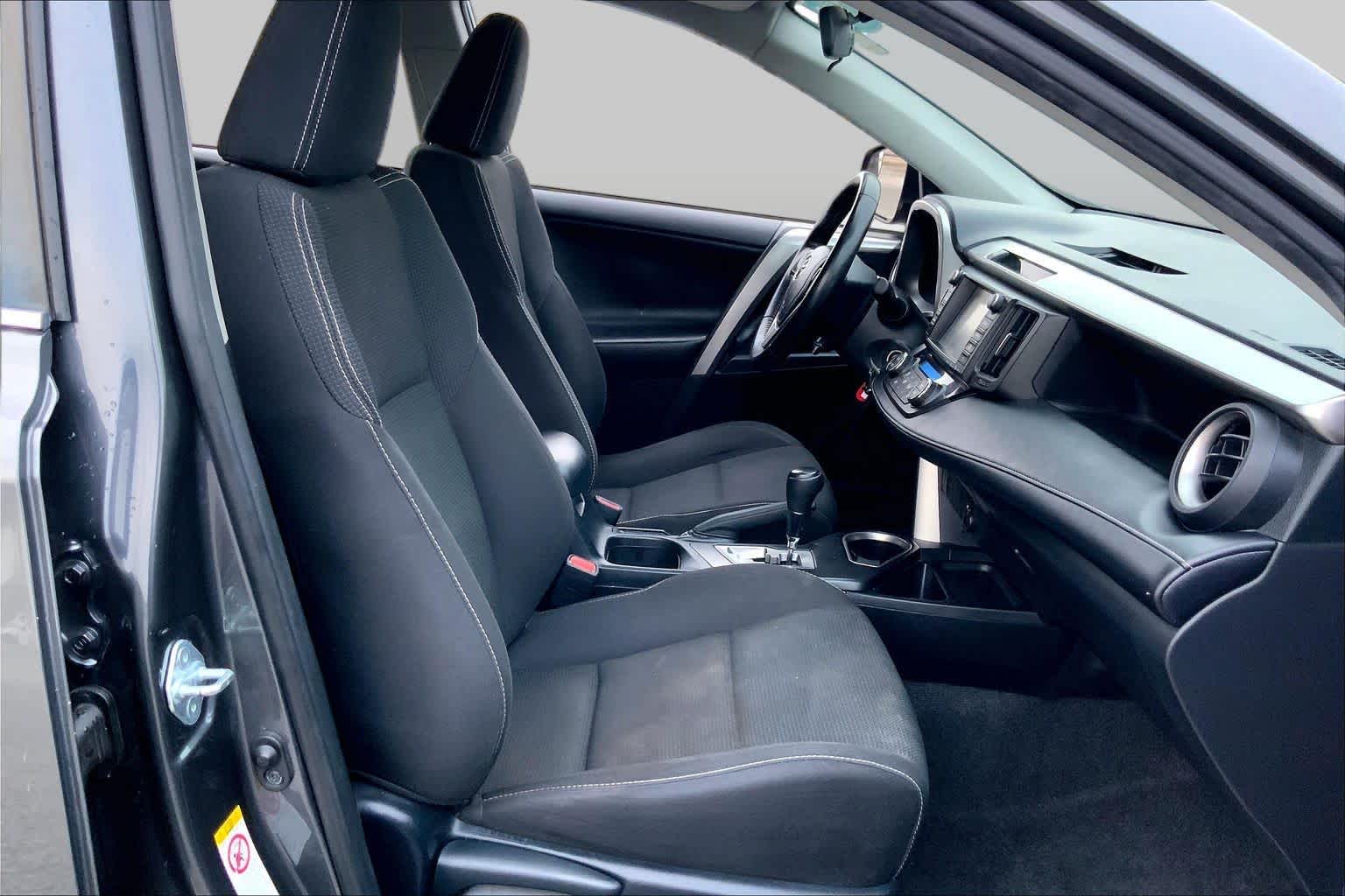 2017 Toyota RAV4 photo 9 of 36