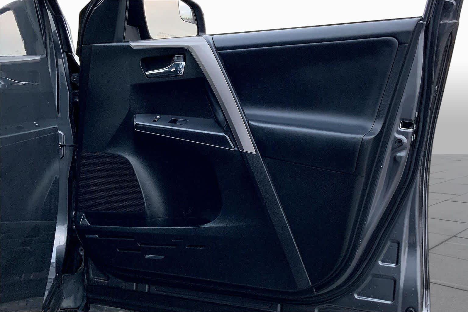 2017 Toyota RAV4 photo 22 of 36