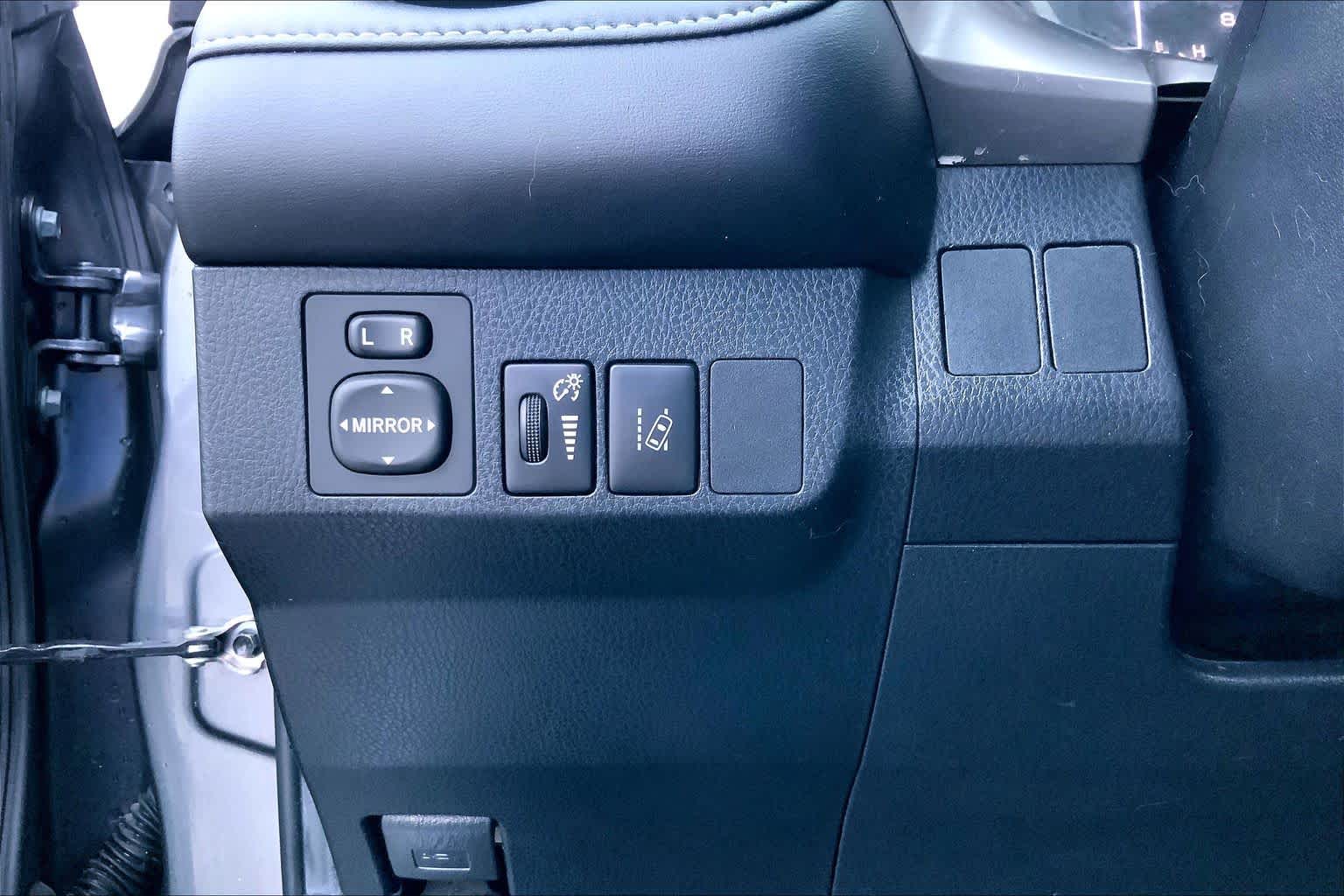2017 Toyota RAV4 photo 33 of 36