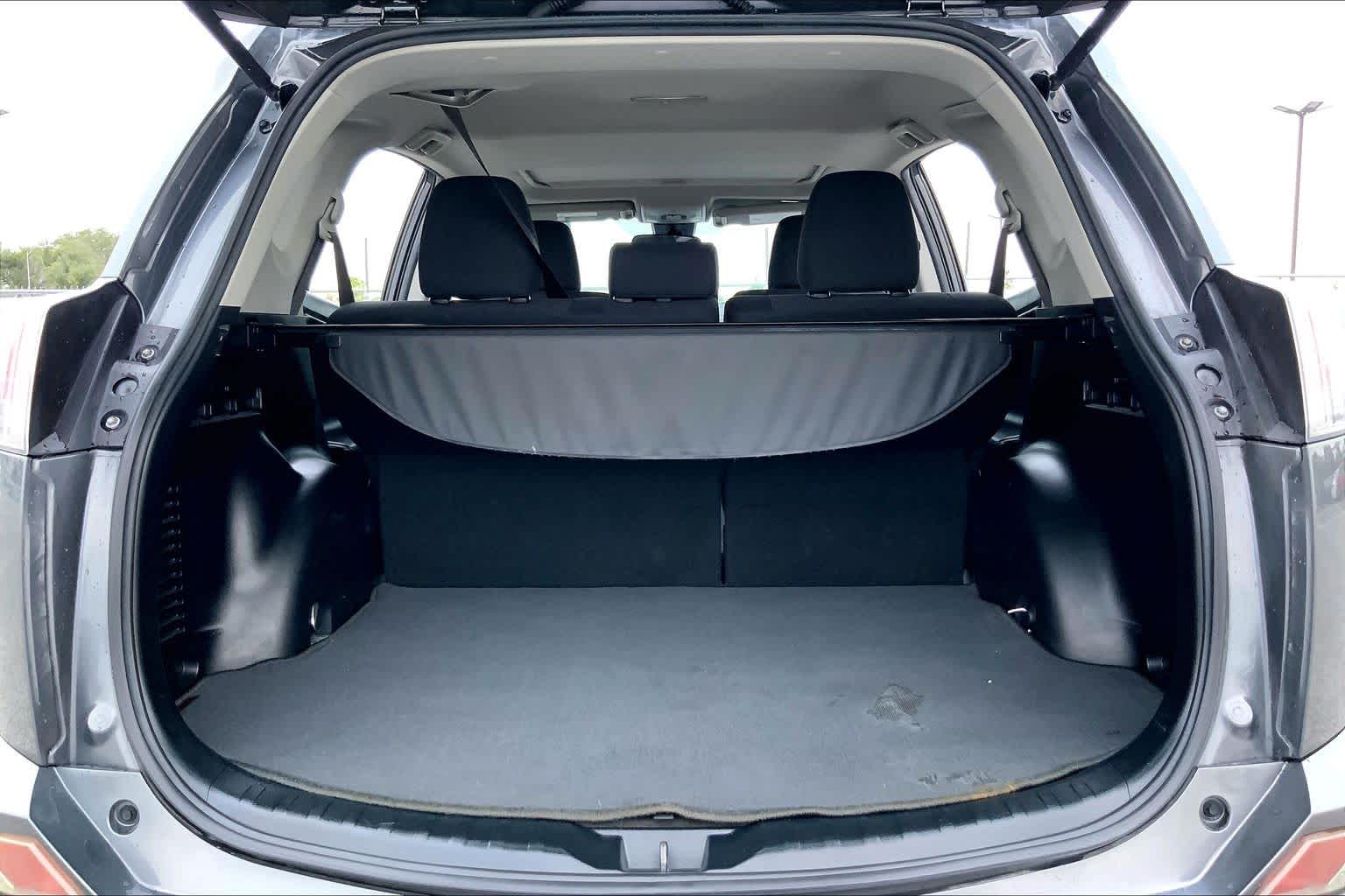 2017 Toyota RAV4 photo 34 of 36