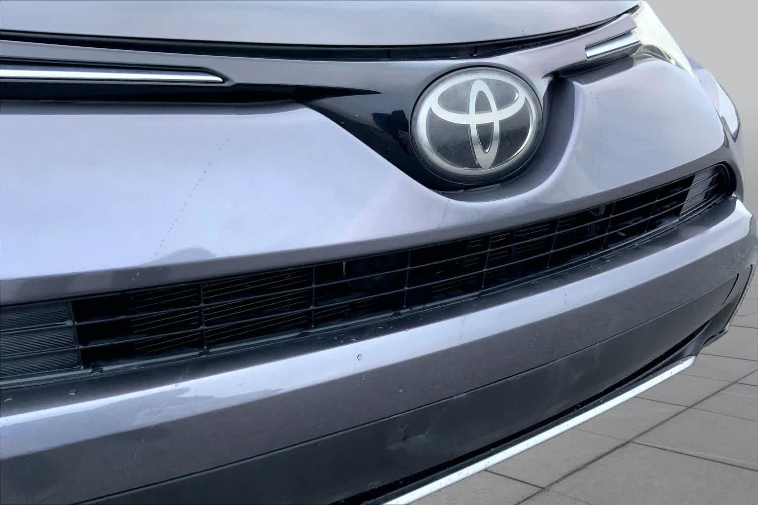 2017 Toyota RAV4 photo 29 of 36
