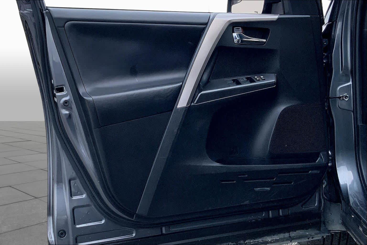 2017 Toyota RAV4 photo 21 of 36