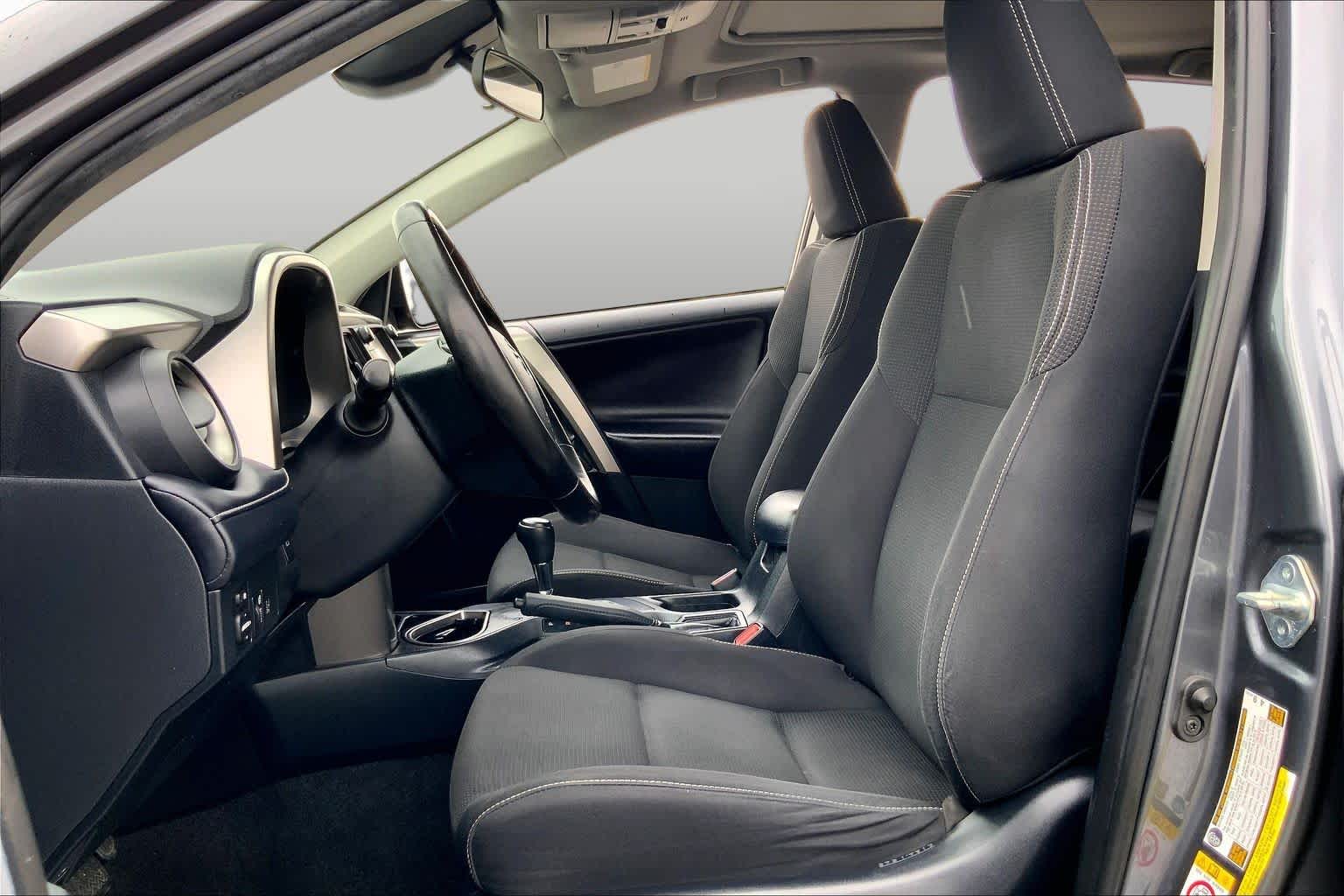 2018 Toyota RAV4 photo 8 of 36