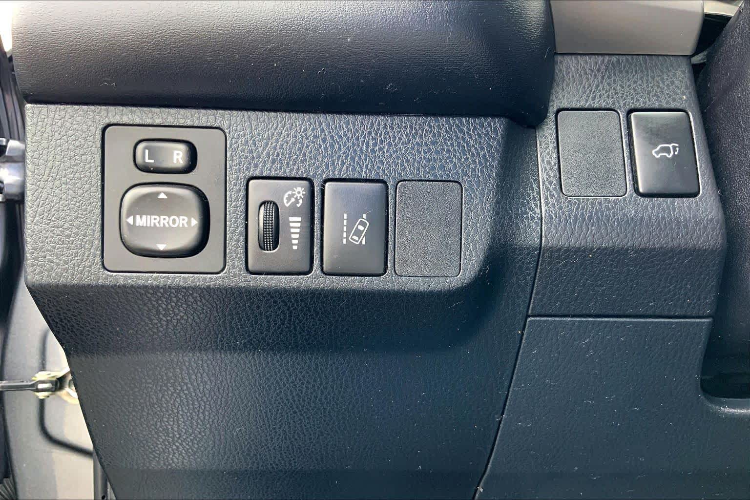 2018 Toyota RAV4 photo 33 of 36