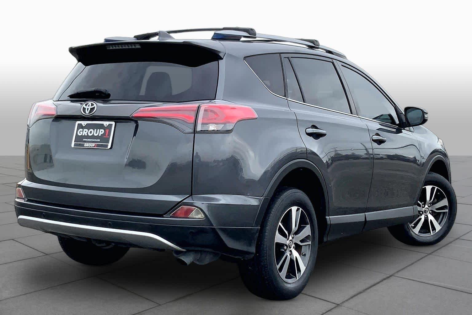 2018 Toyota RAV4 photo 13 of 36