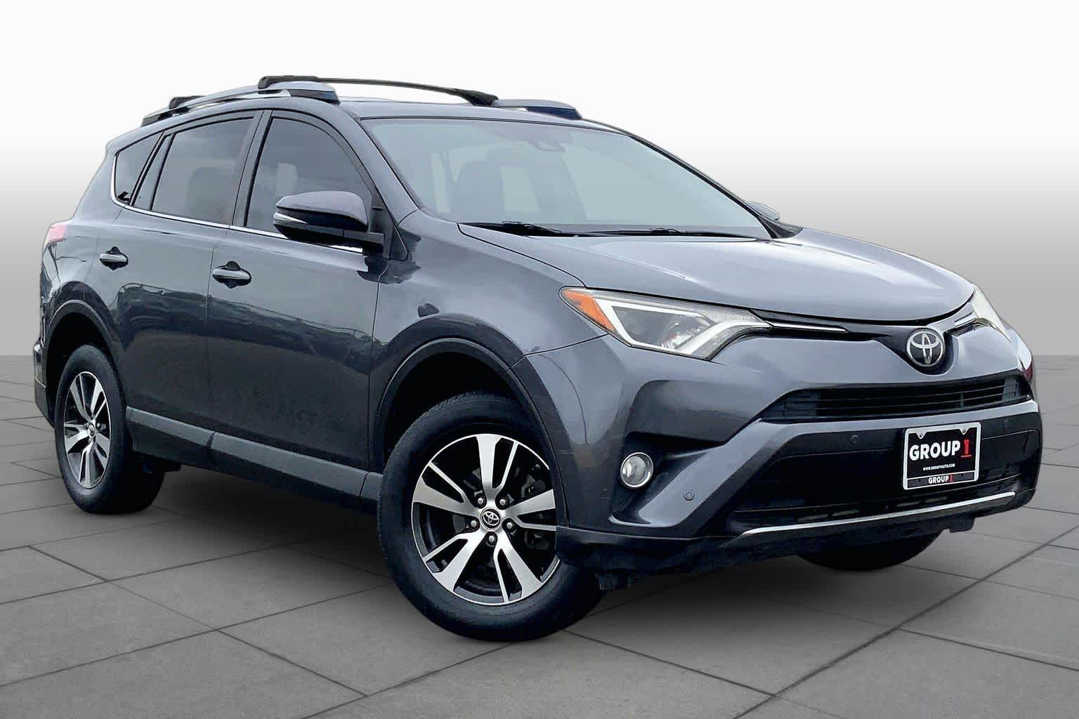 2018 Toyota RAV4 photo 3 of 36