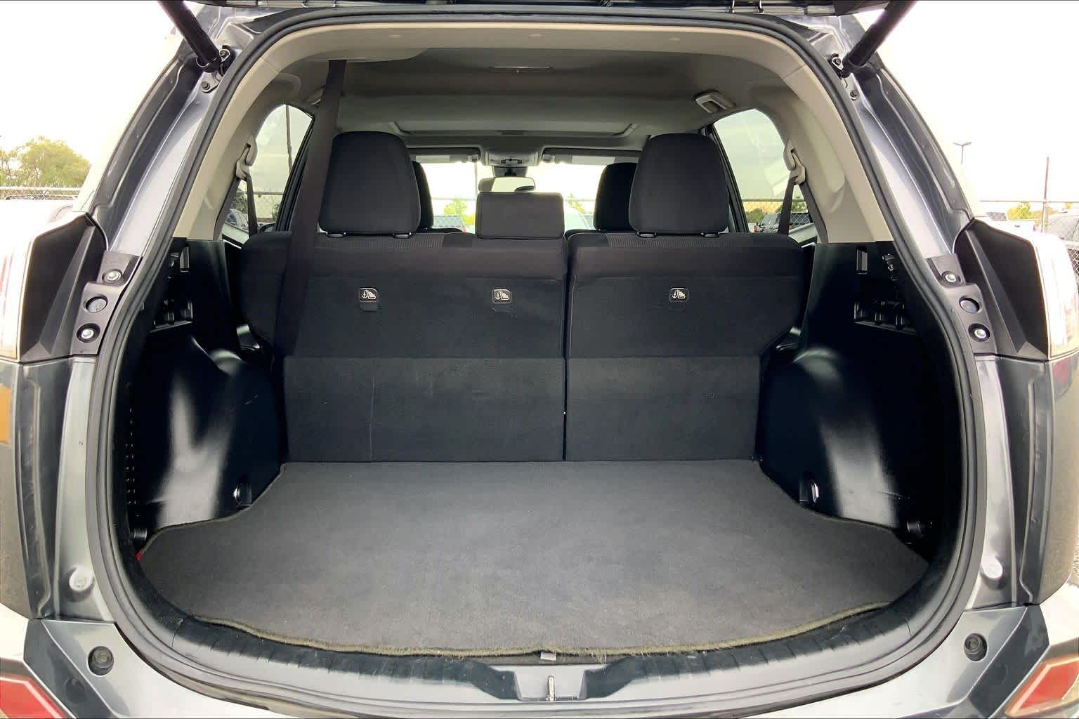 2018 Toyota RAV4 photo 34 of 36