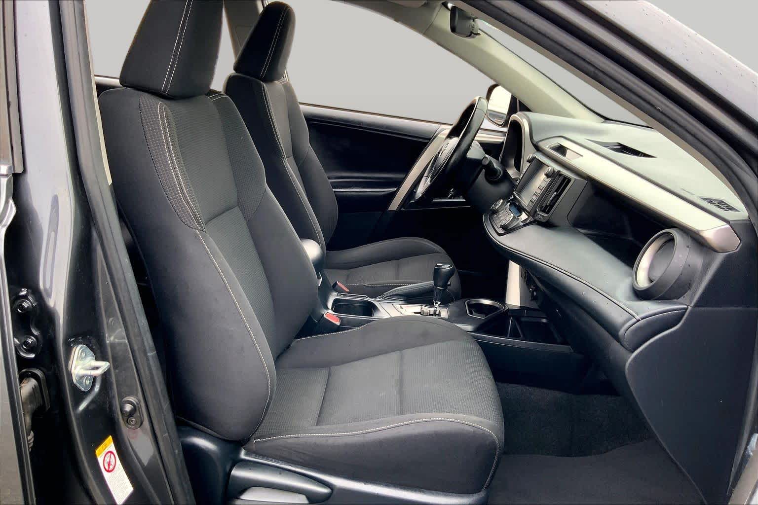 2018 Toyota RAV4 photo 9 of 36