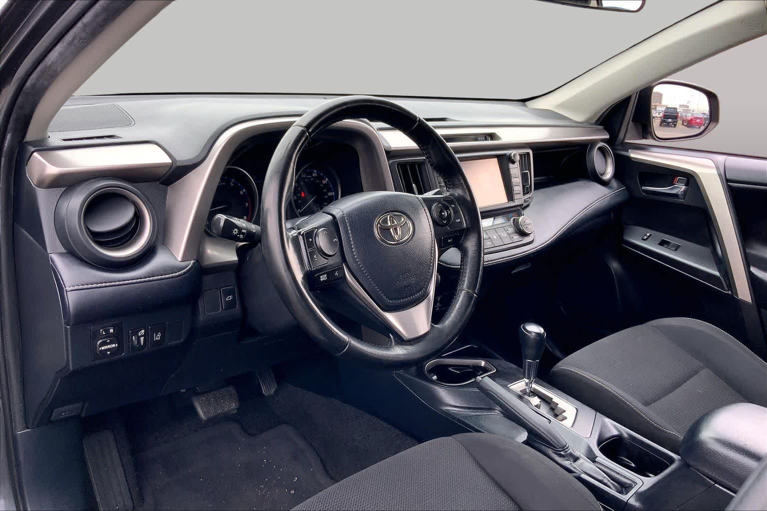 2018 Toyota RAV4 photo 17 of 36