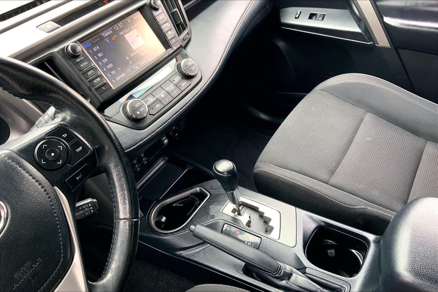 2018 Toyota RAV4 photo 16 of 36