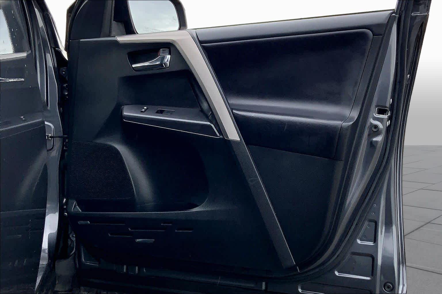 2018 Toyota RAV4 photo 22 of 36