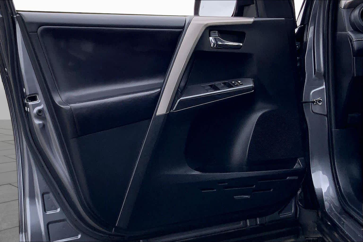 2018 Toyota RAV4 photo 21 of 36