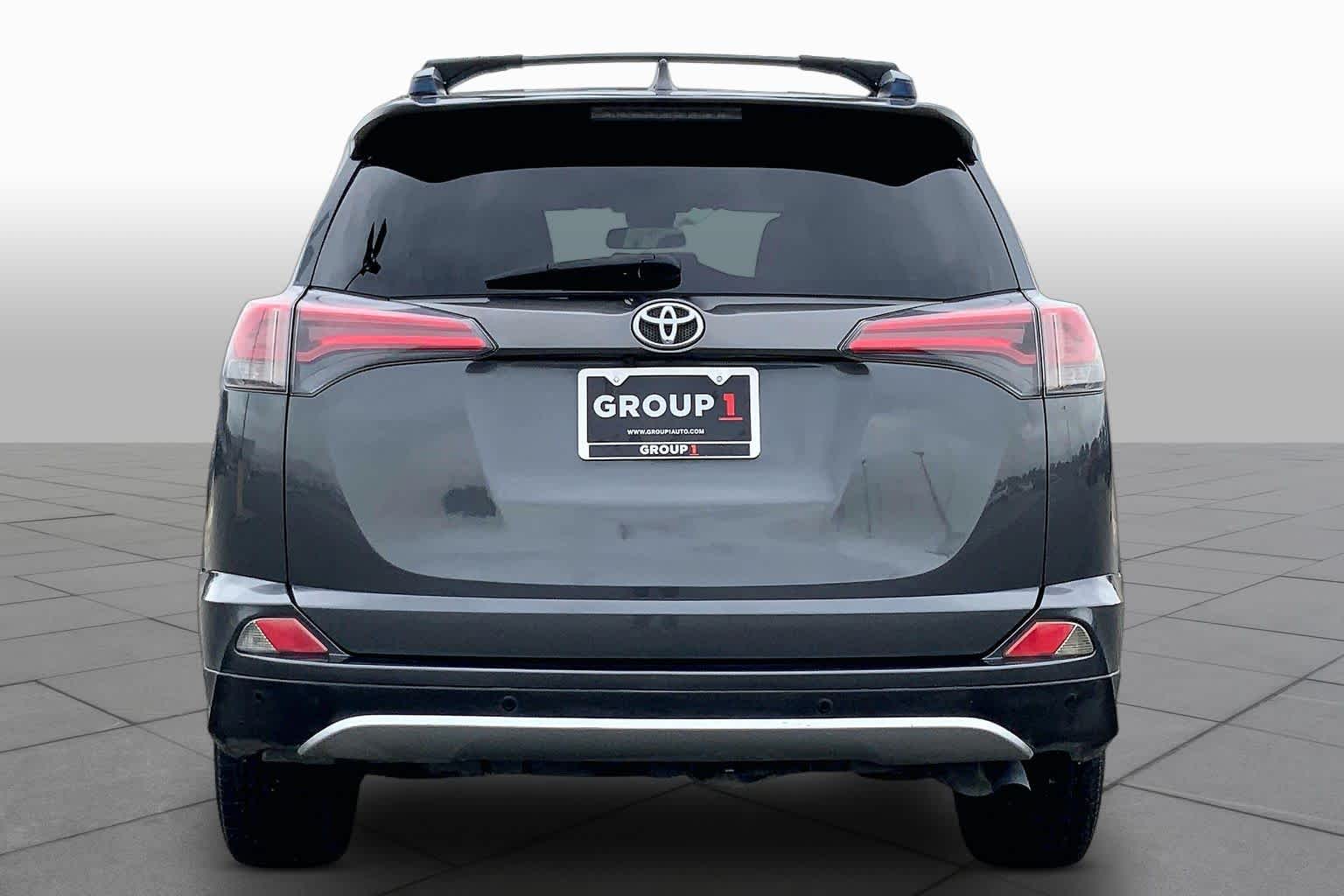 2018 Toyota RAV4 photo 5 of 36
