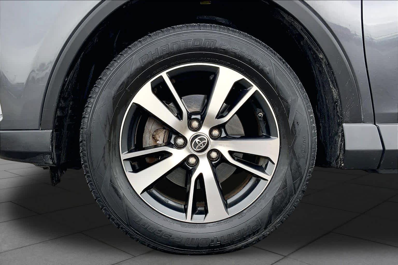 2018 Toyota RAV4 photo 11 of 36