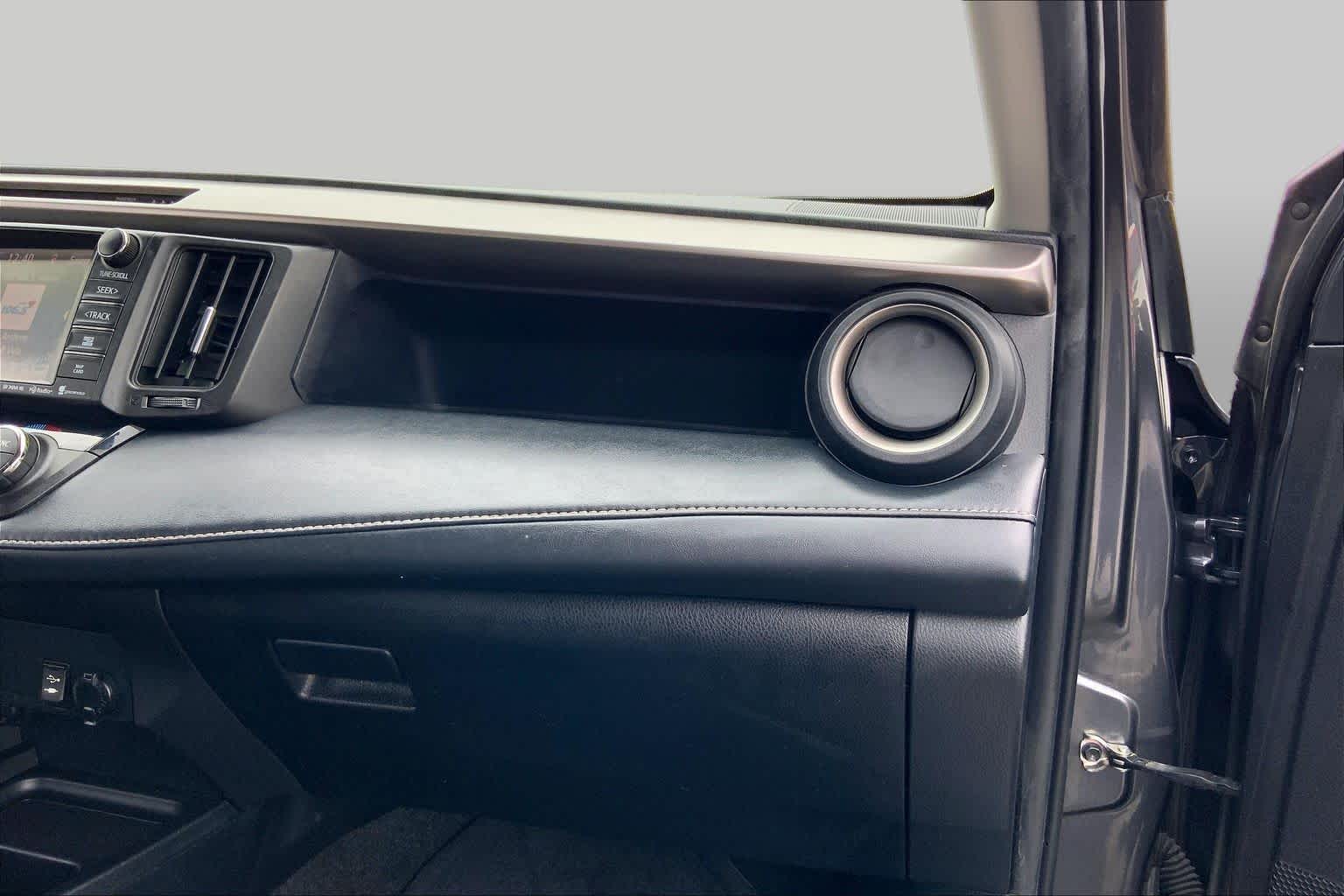 2018 Toyota RAV4 photo 18 of 36
