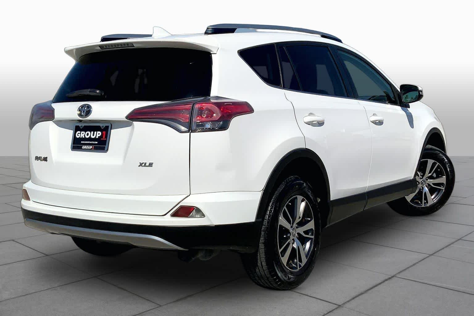 2018 Toyota RAV4 photo 13 of 36