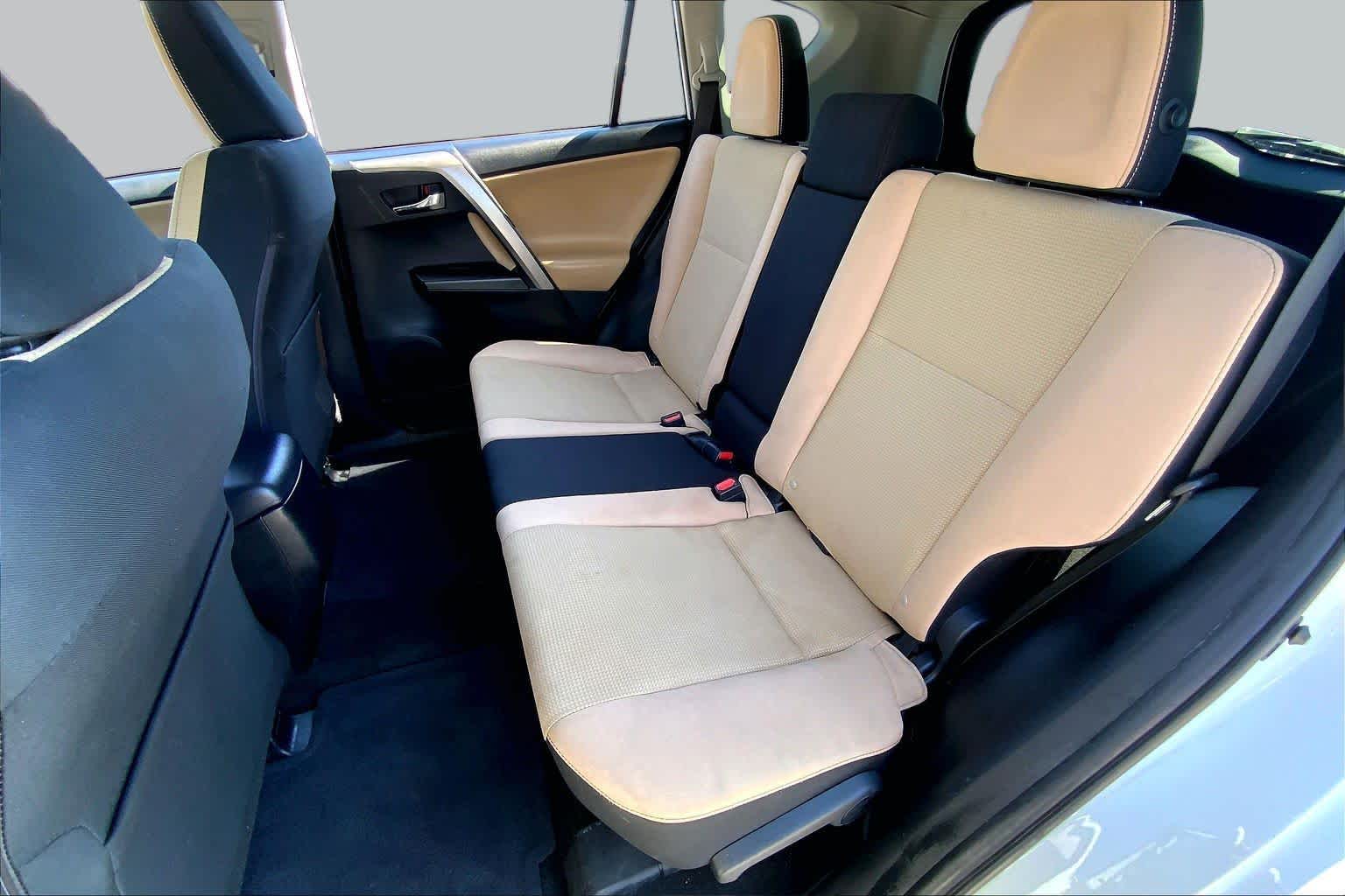 2018 Toyota RAV4 photo 20 of 36