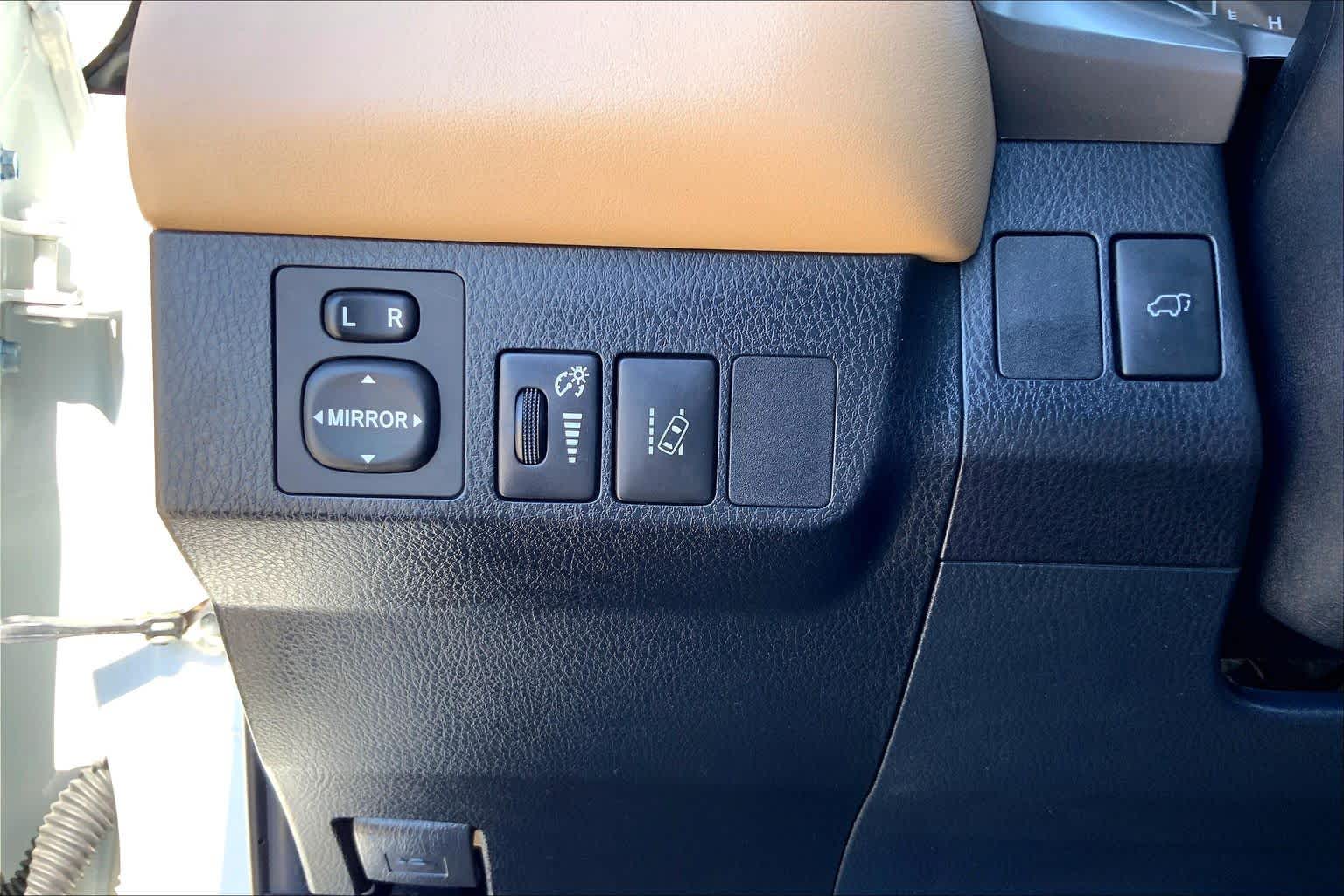 2018 Toyota RAV4 photo 33 of 36