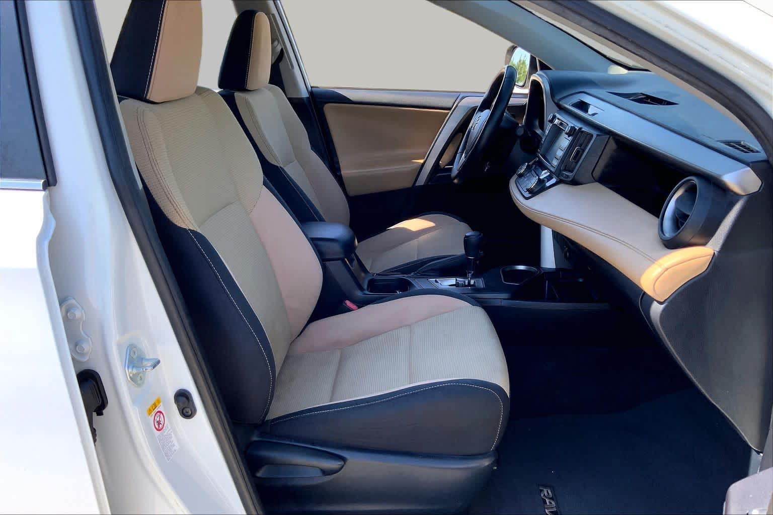 2018 Toyota RAV4 photo 9 of 36