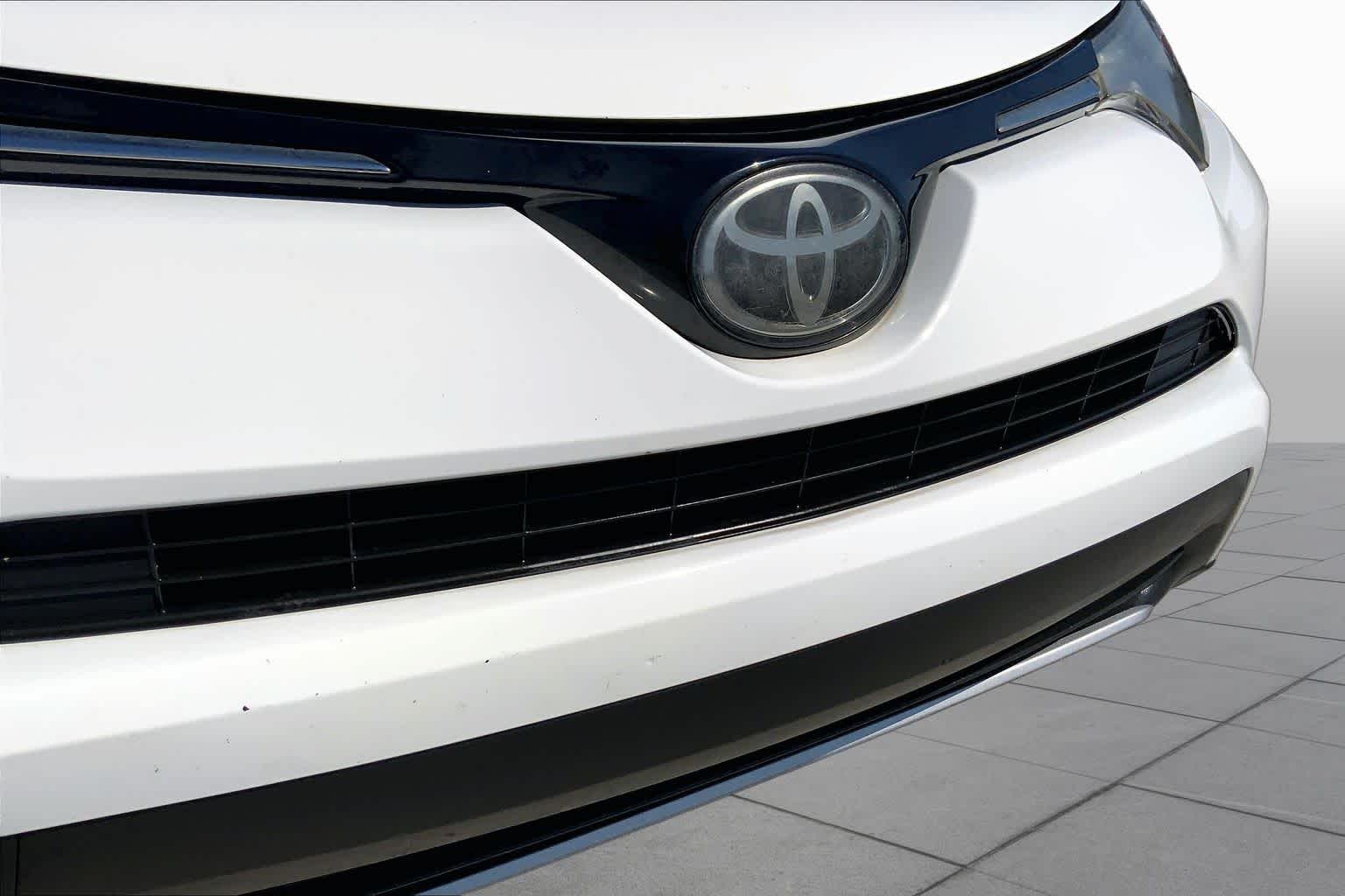 2018 Toyota RAV4 photo 29 of 36