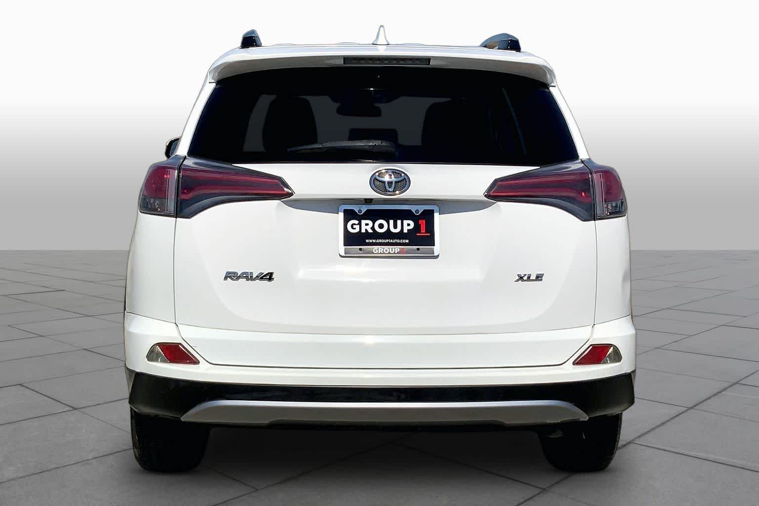 2018 Toyota RAV4 photo 5 of 36