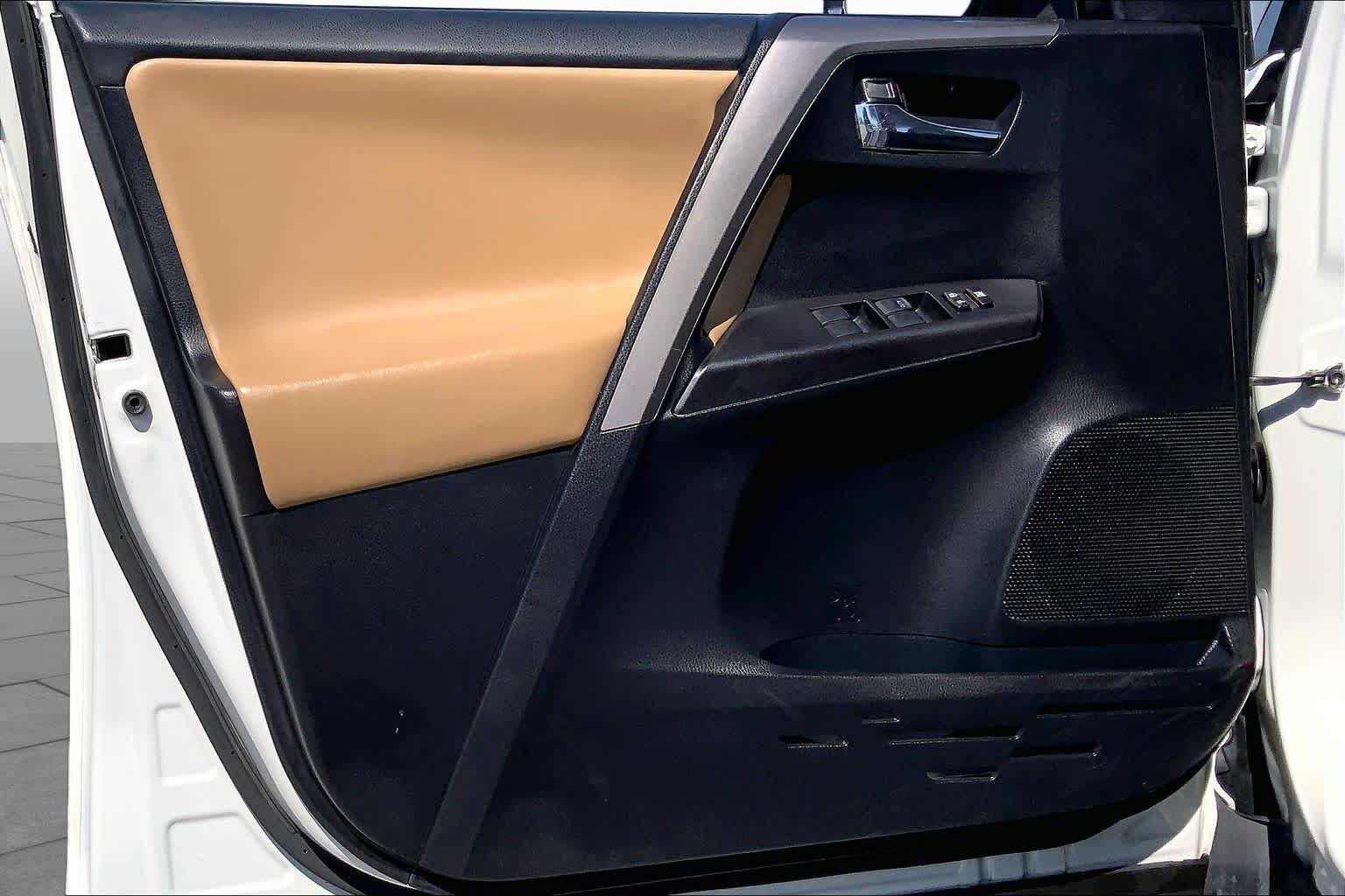 2018 Toyota RAV4 photo 21 of 36