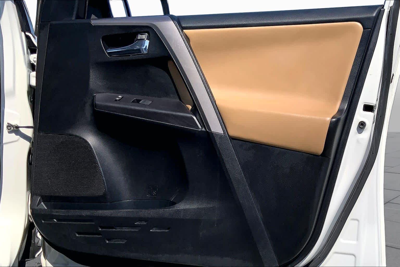 2018 Toyota RAV4 photo 22 of 36