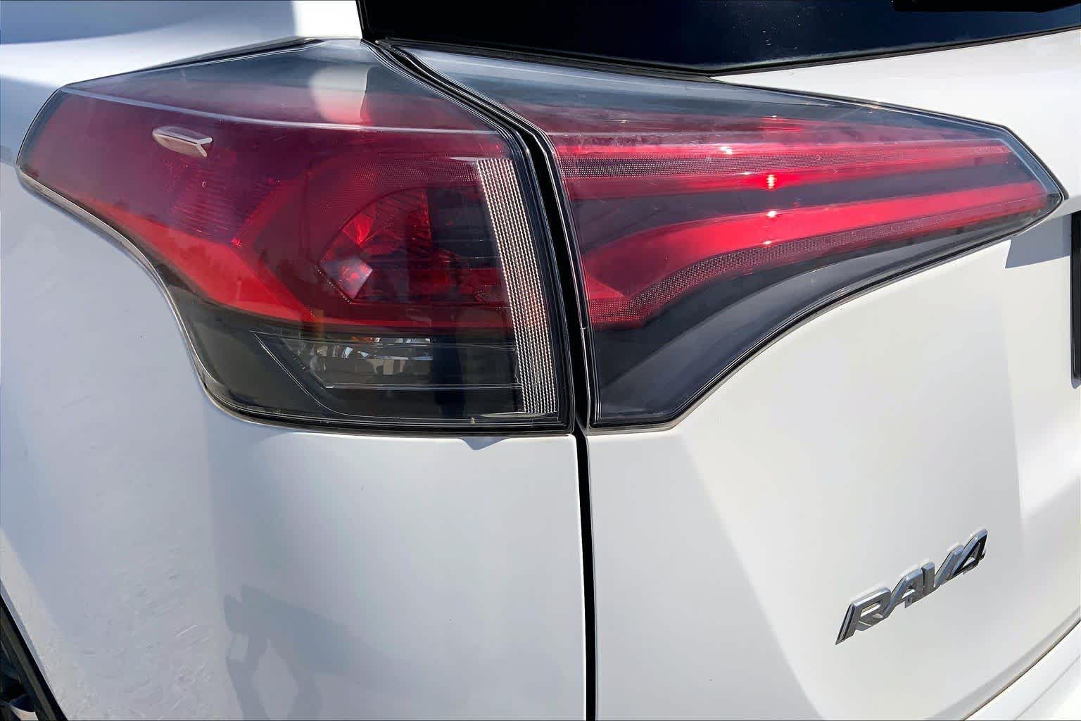 2018 Toyota RAV4 photo 28 of 36