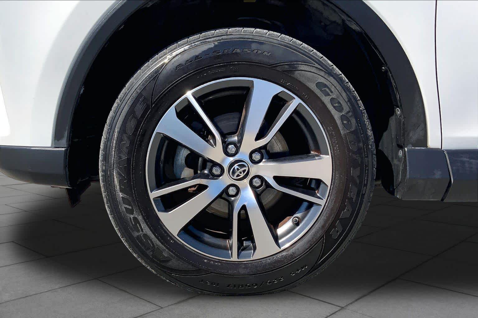 2018 Toyota RAV4 photo 11 of 36
