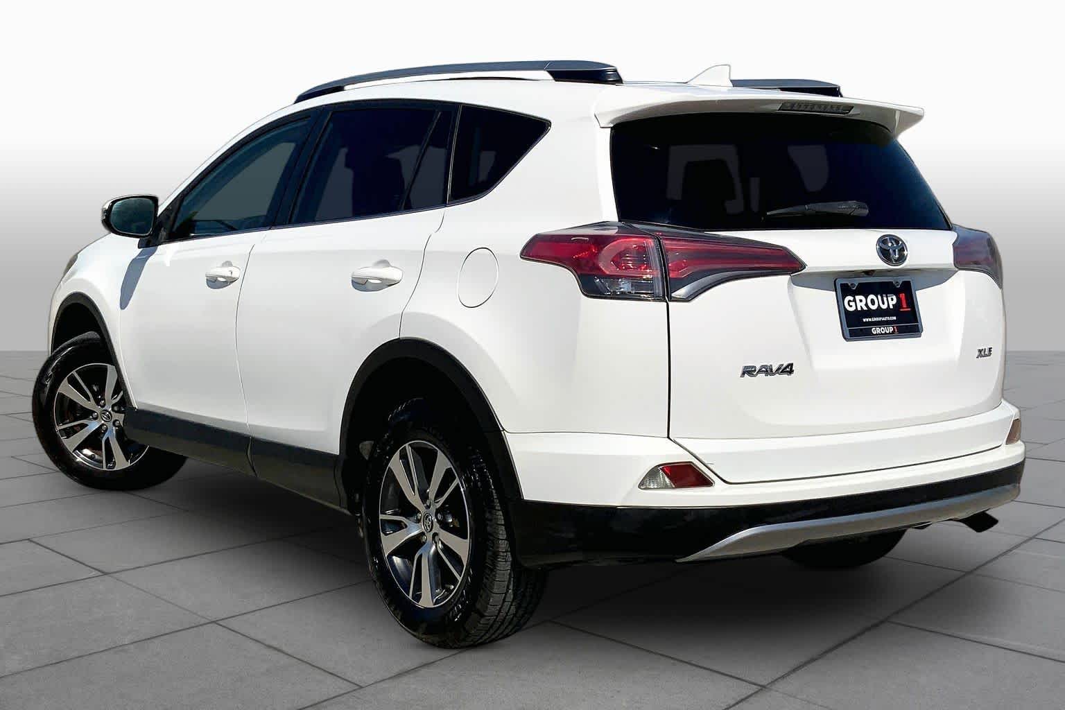 2018 Toyota RAV4 photo 12 of 36