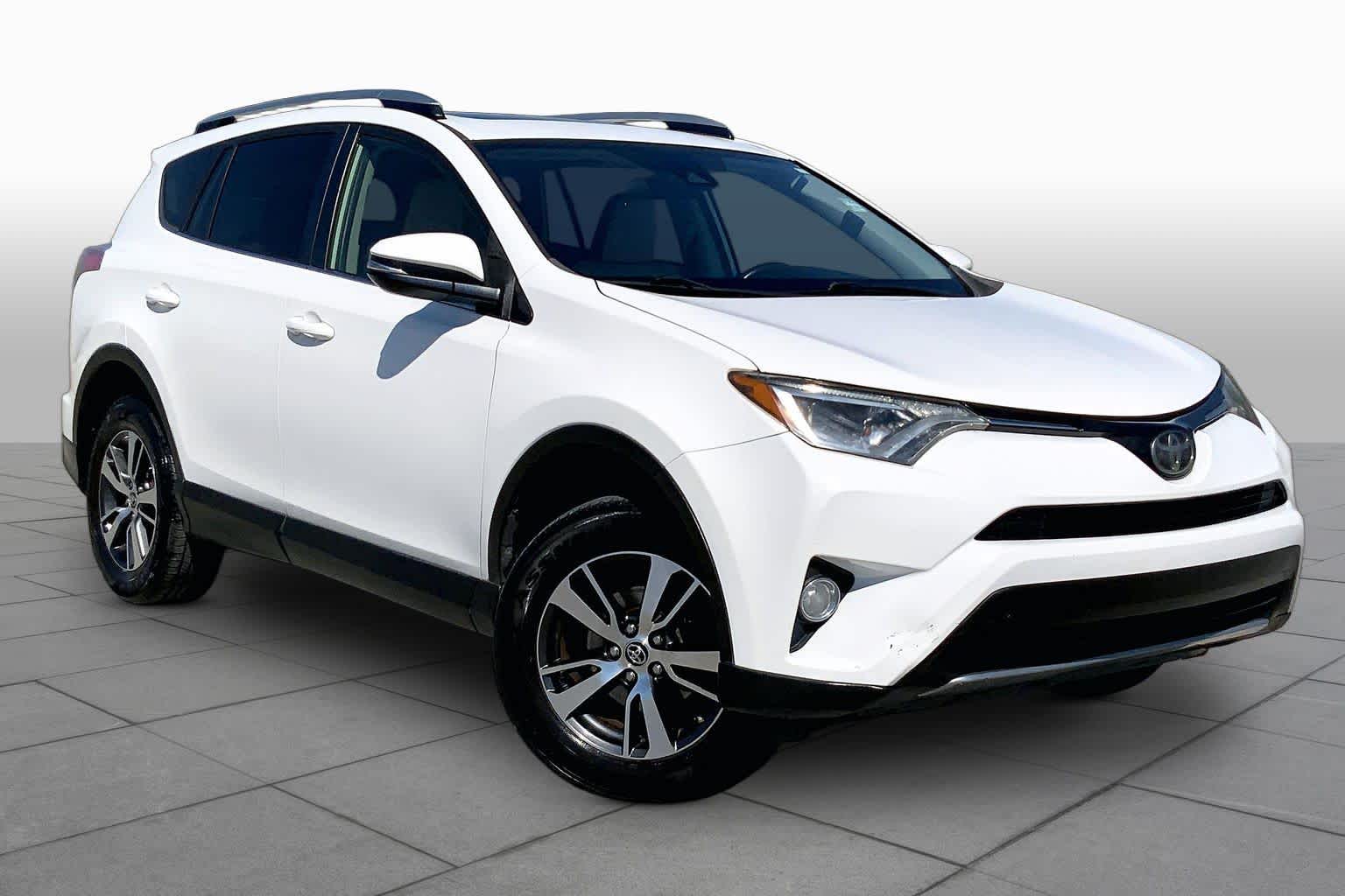 2018 Toyota RAV4 photo 3 of 36