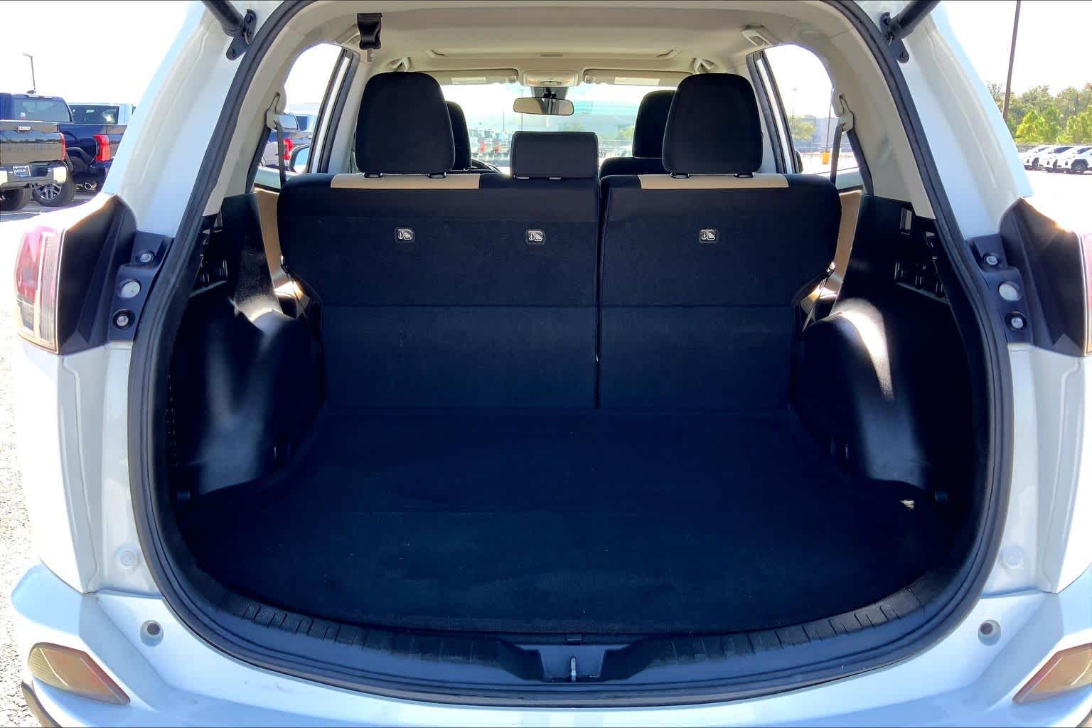 2018 Toyota RAV4 photo 34 of 36