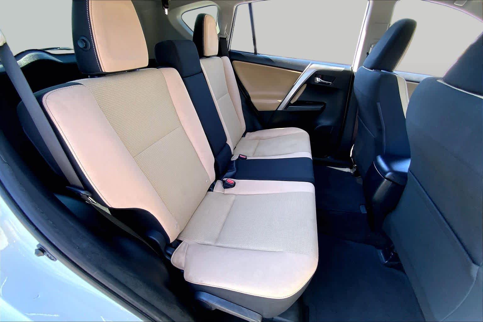 2018 Toyota RAV4 photo 19 of 36