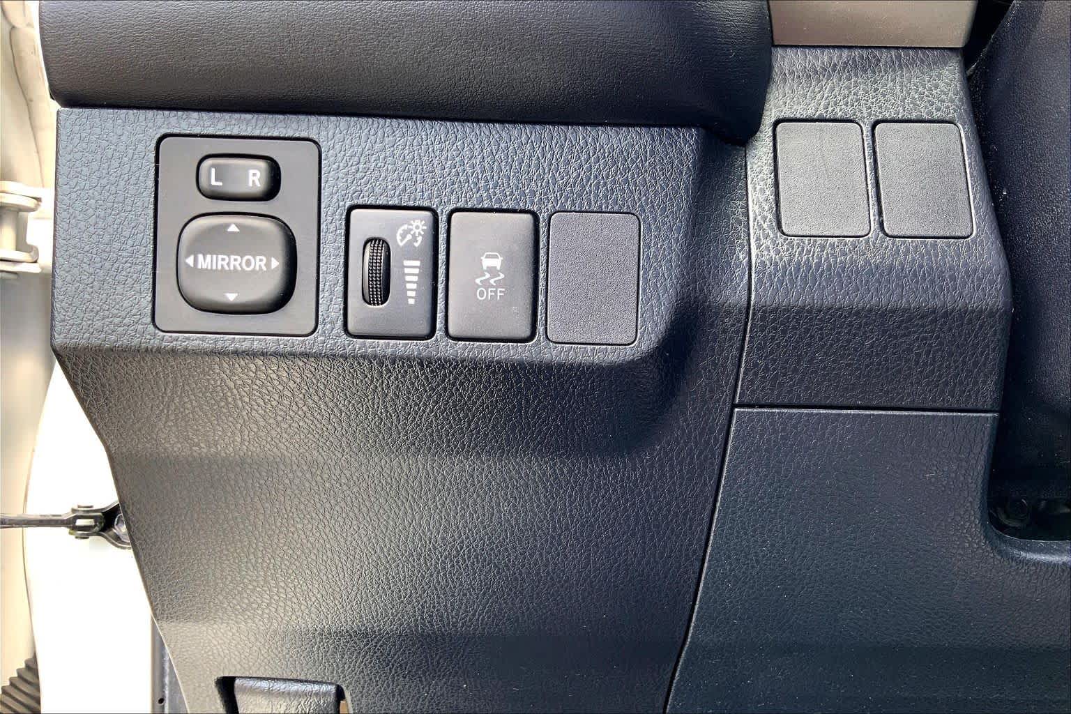 2013 Toyota RAV4 photo 33 of 36
