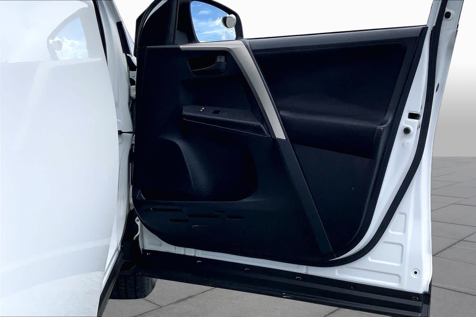 2013 Toyota RAV4 photo 22 of 36
