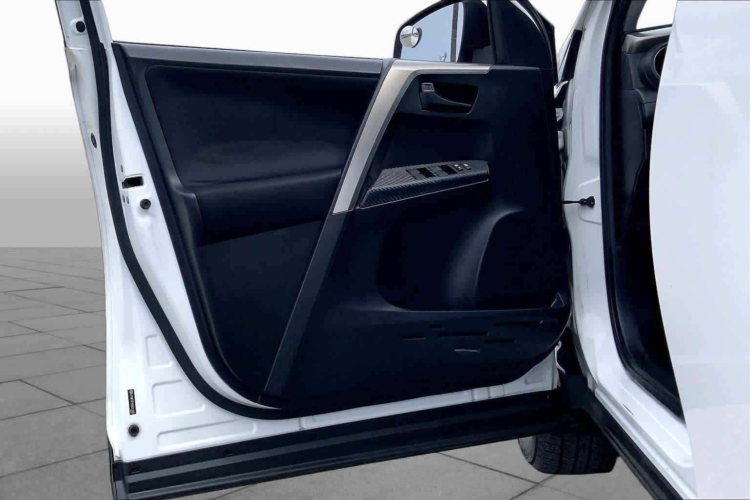 2013 Toyota RAV4 photo 21 of 36