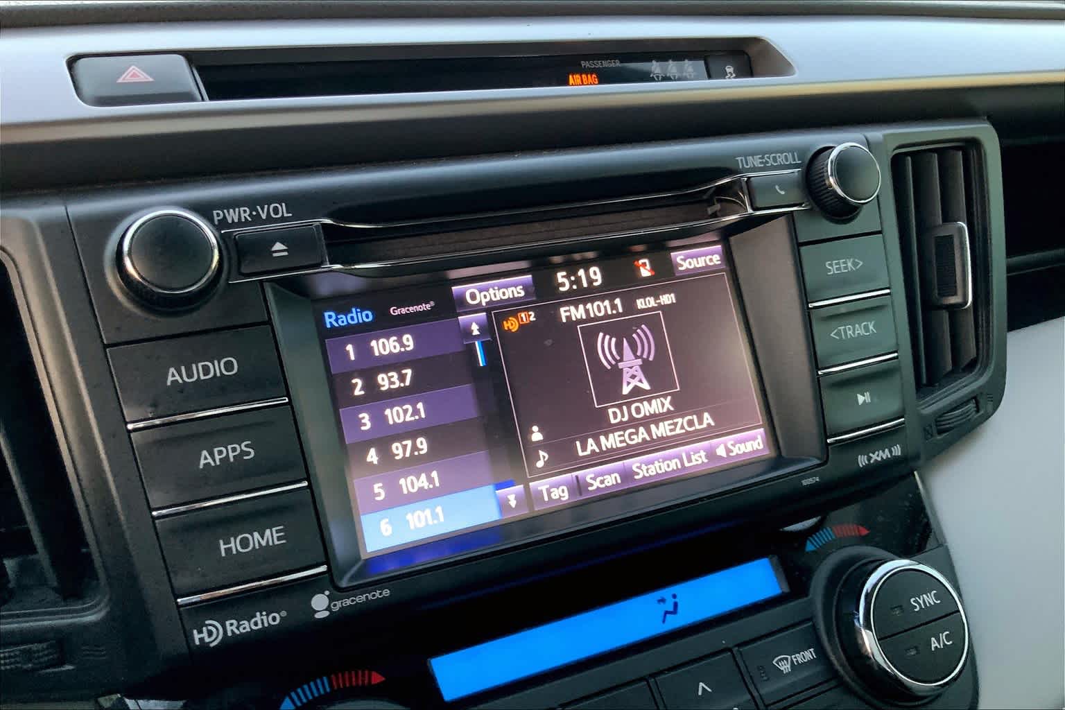 2018 Toyota RAV4 photo 8 of 35