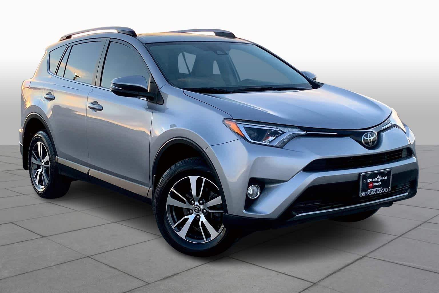 2018 Toyota RAV4 photo 4 of 35